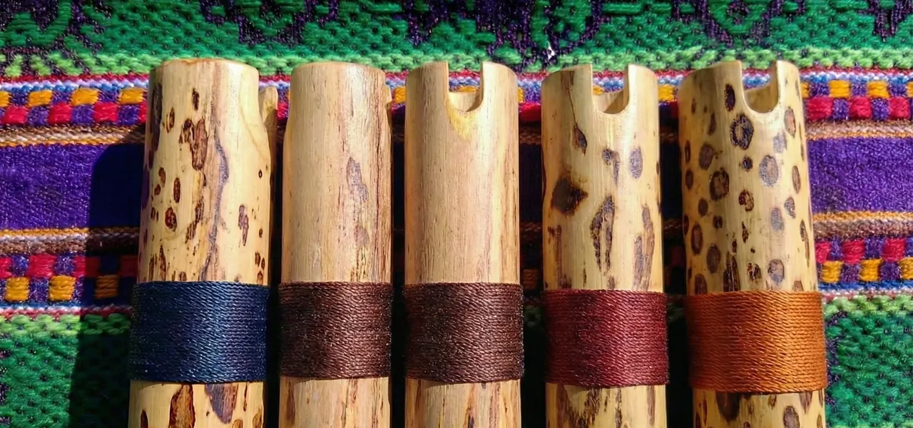 Quena artesanal sobre fondo de tejido andino