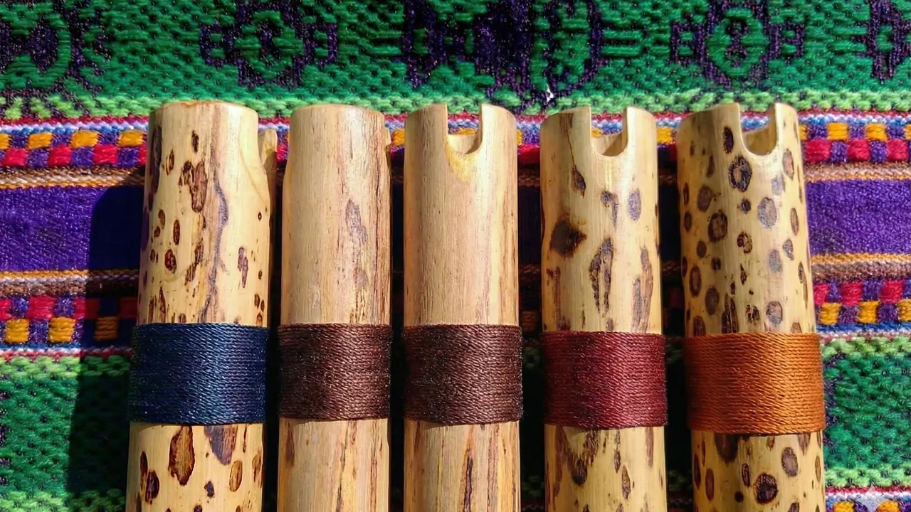 Quena artesanal sobre fondo de tejido andino