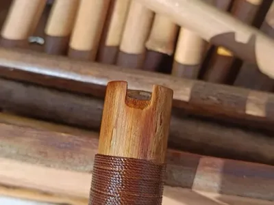 Quena de bambú destaca su color amarillo y simetría