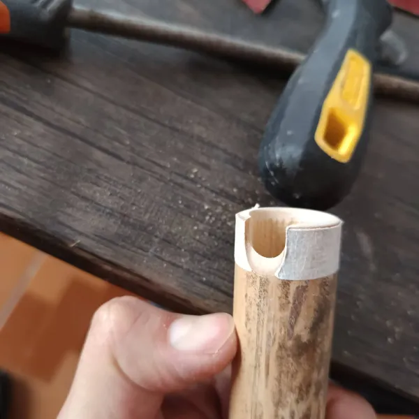 Vista del corte de una escotadura en la quena