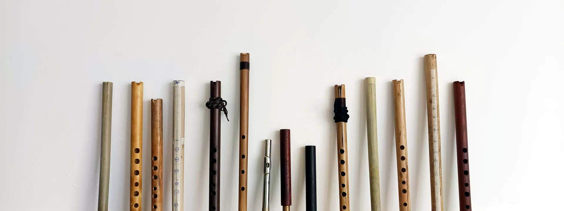 Quena artesanal sobre fondo de tejido andino